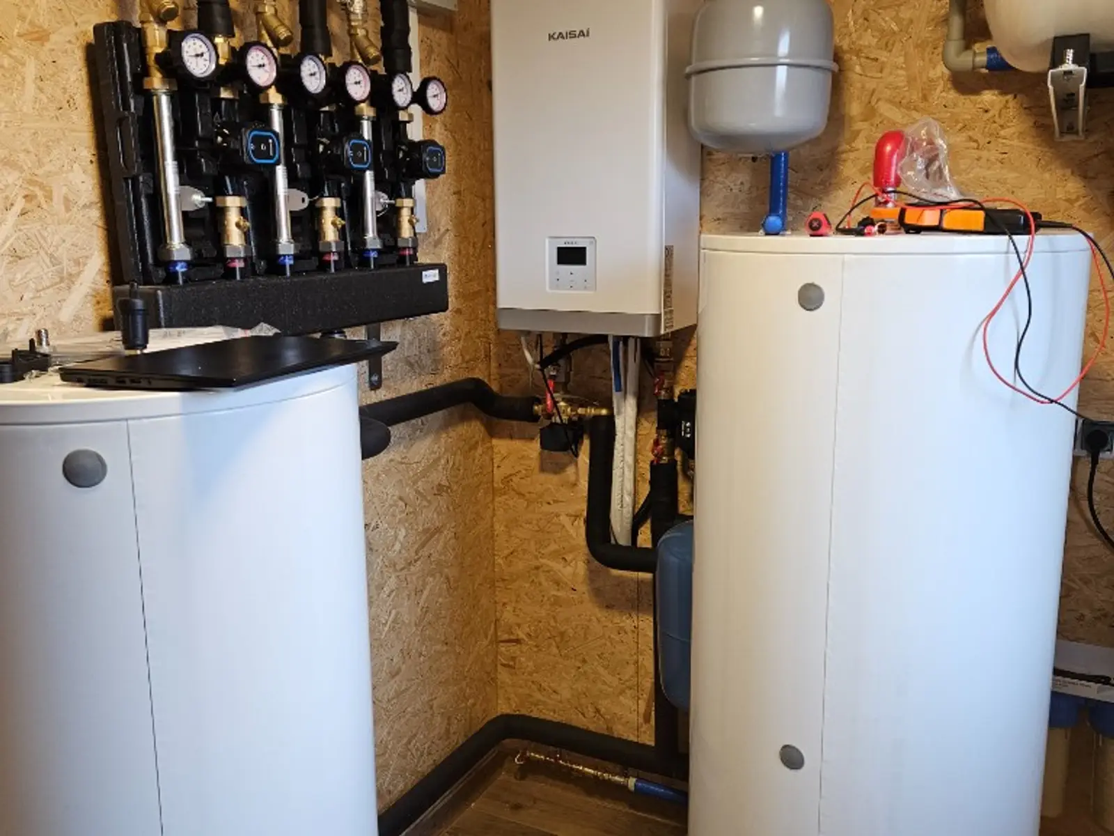 Instalacja pompy ciepła Kaisai ze zbiornikami buforowymi i grupami pompowymi — Supernowa, Jelenia Góra